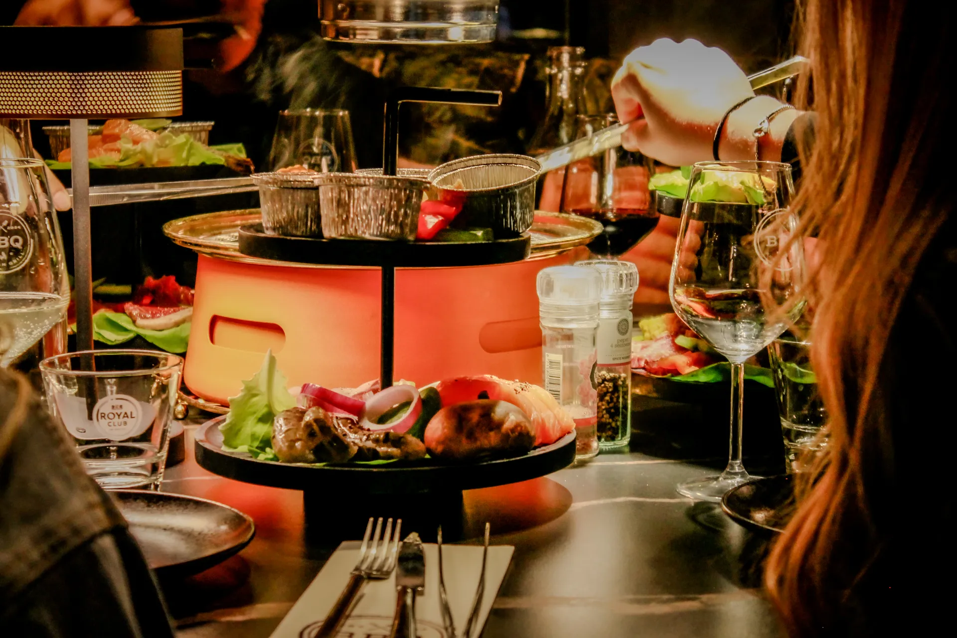 Grillen aan tafel
